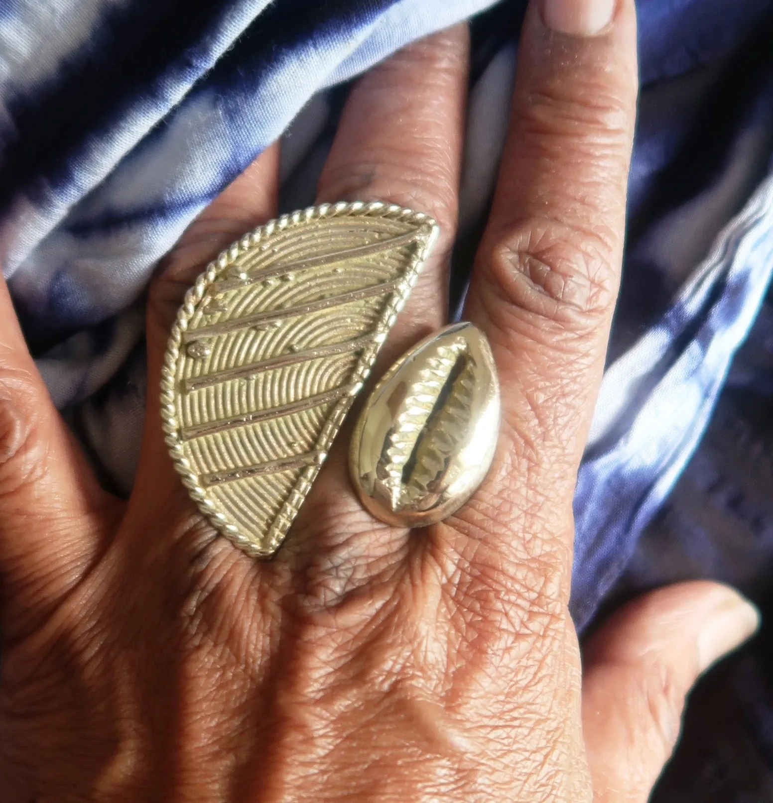 Bague Africaine Cauri et Poids Baoulé en Bronze – Un Chef-d'œuvre Artisanal