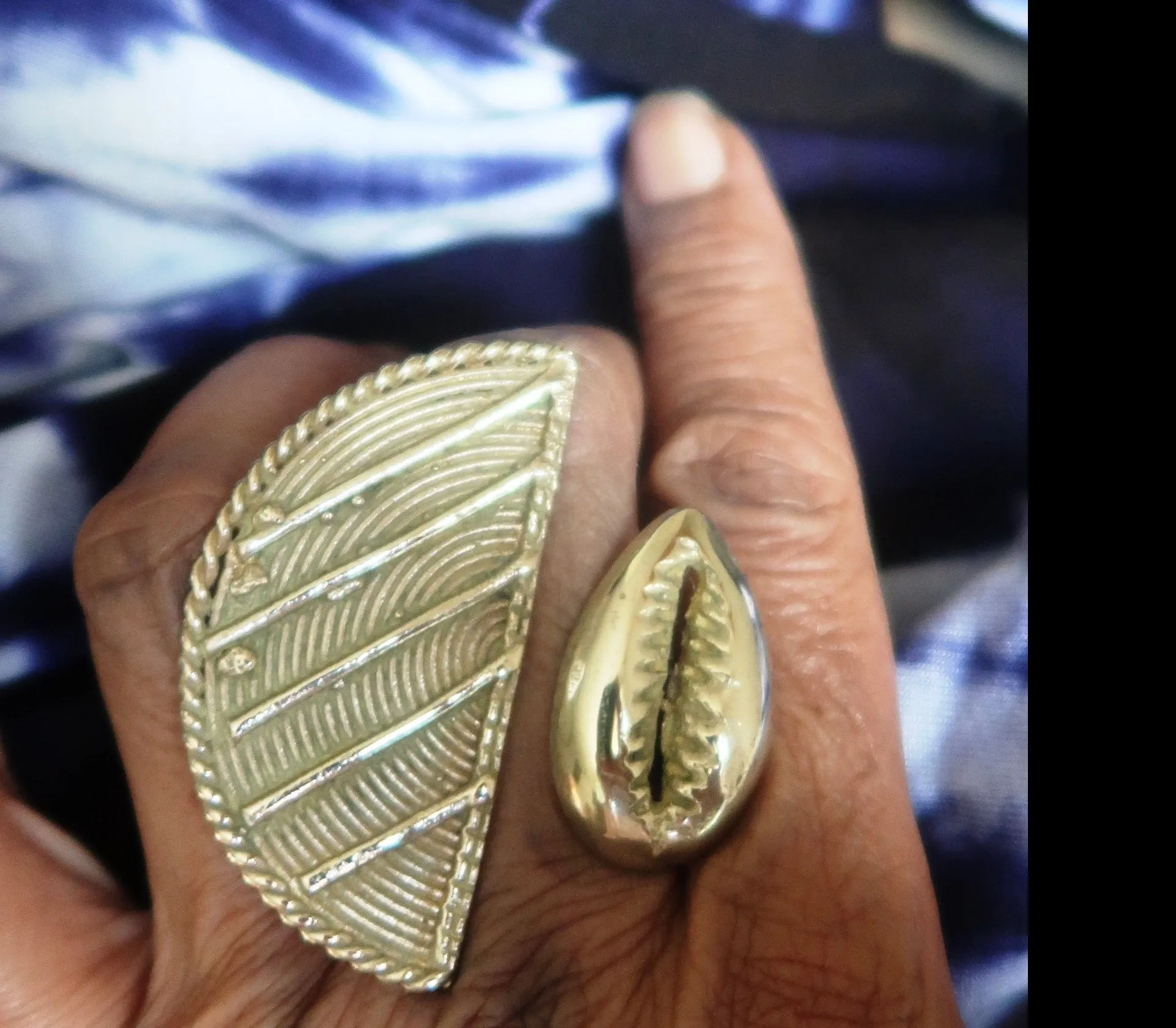 Bague Africaine Cauri et Poids Baoulé en Bronze – Un Chef-d'œuvre Artisanal