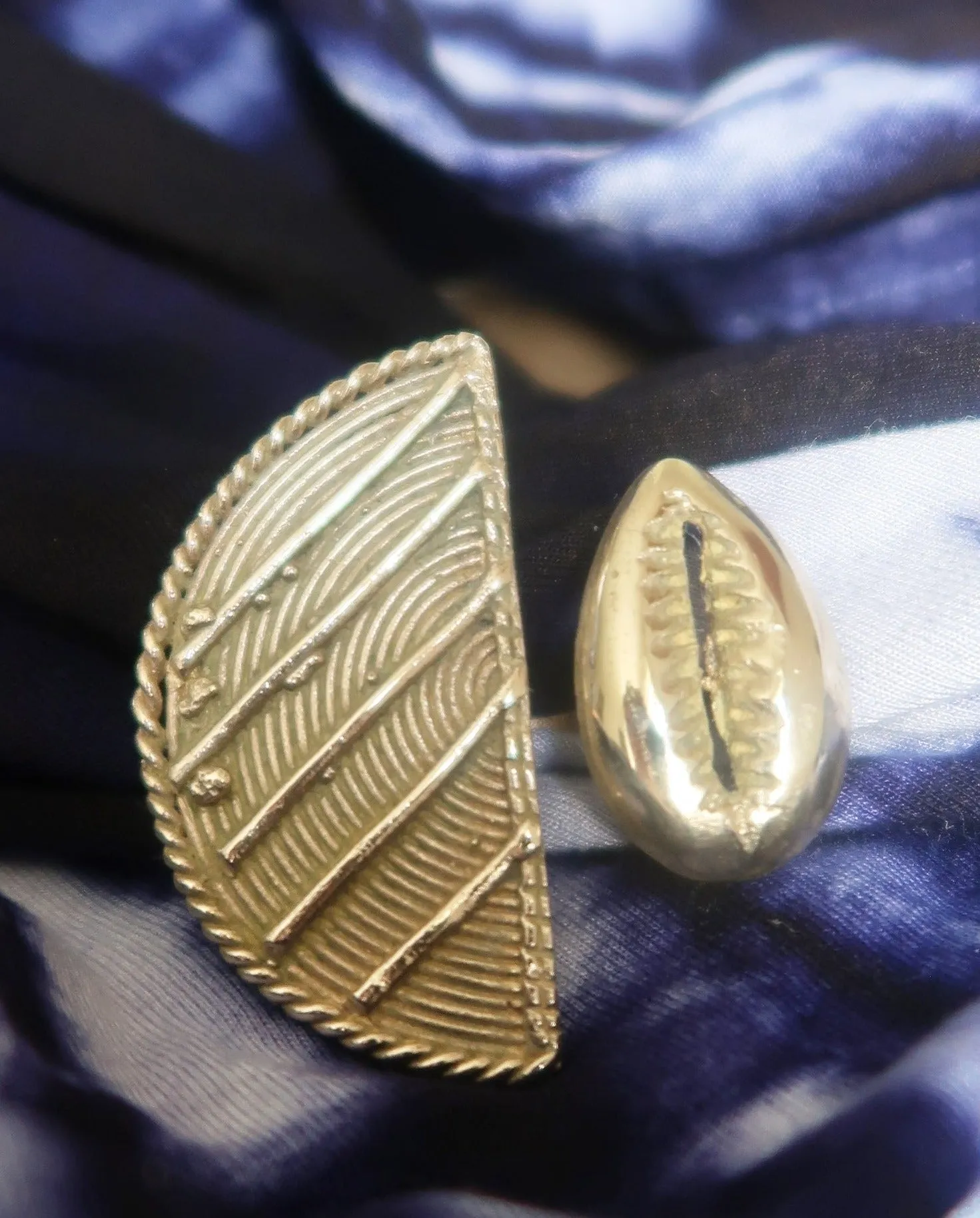 Bague Africaine Cauri et Poids Baoulé en Bronze – Un Chef-d'œuvre Artisanal