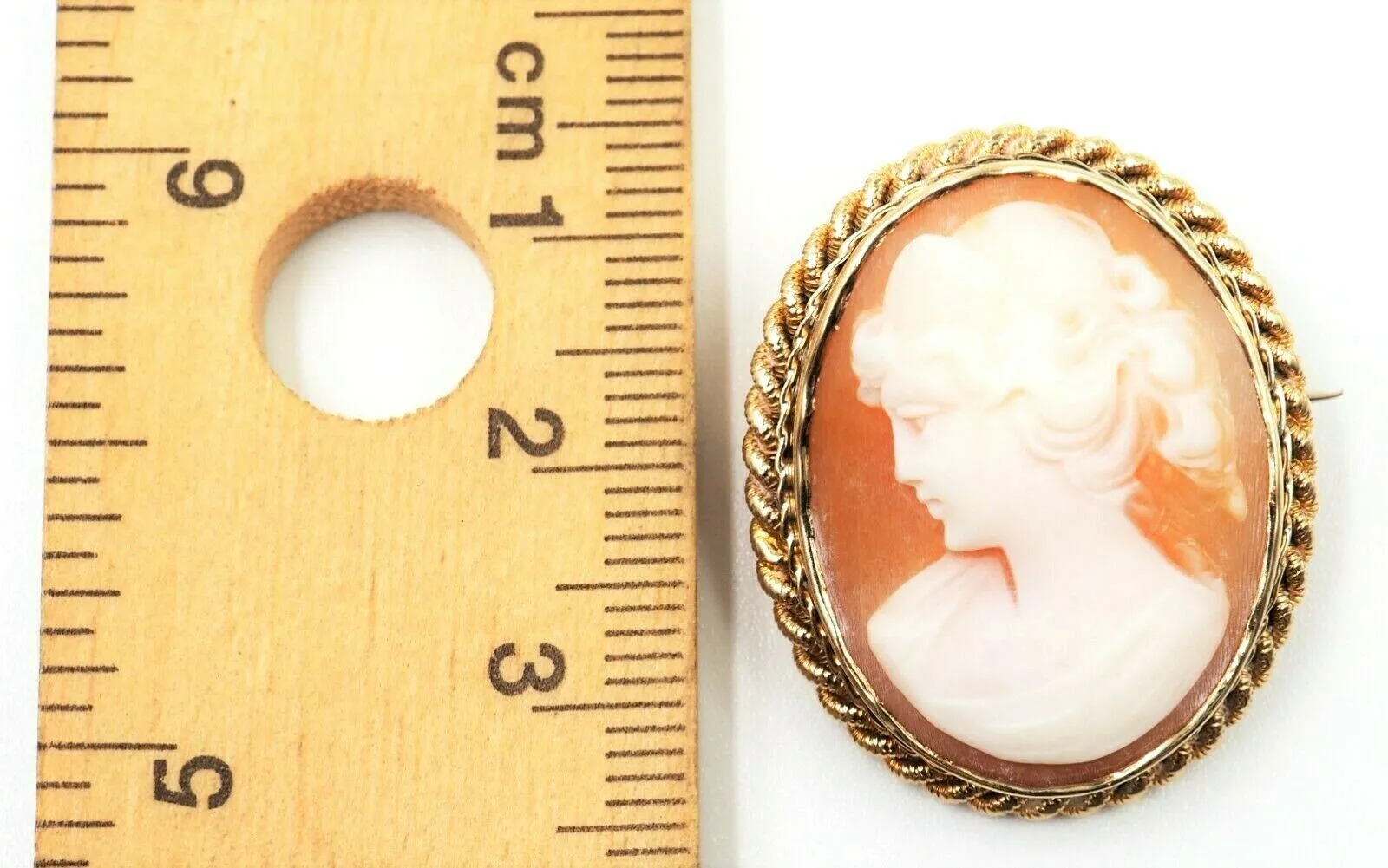 Cameo 9ct Yellow Gold Twisted Wire Surround Brooch