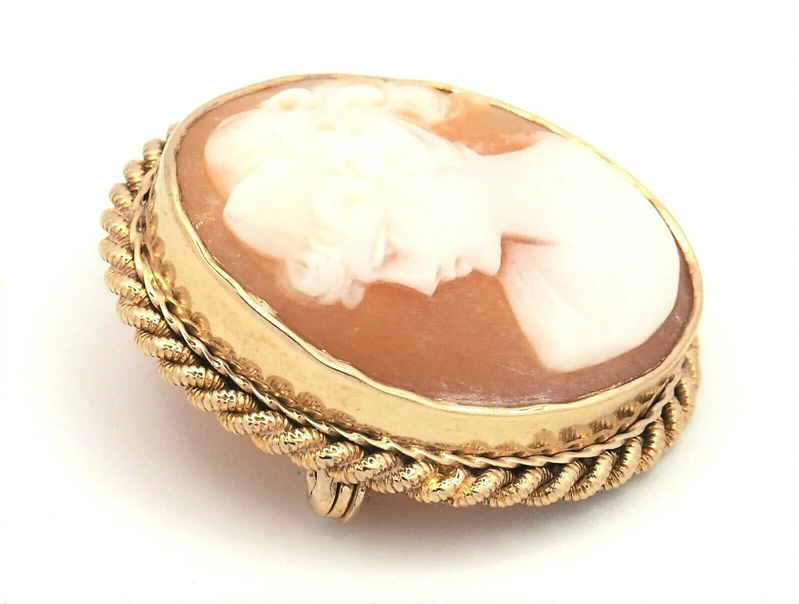 Cameo 9ct Yellow Gold Twisted Wire Surround Brooch