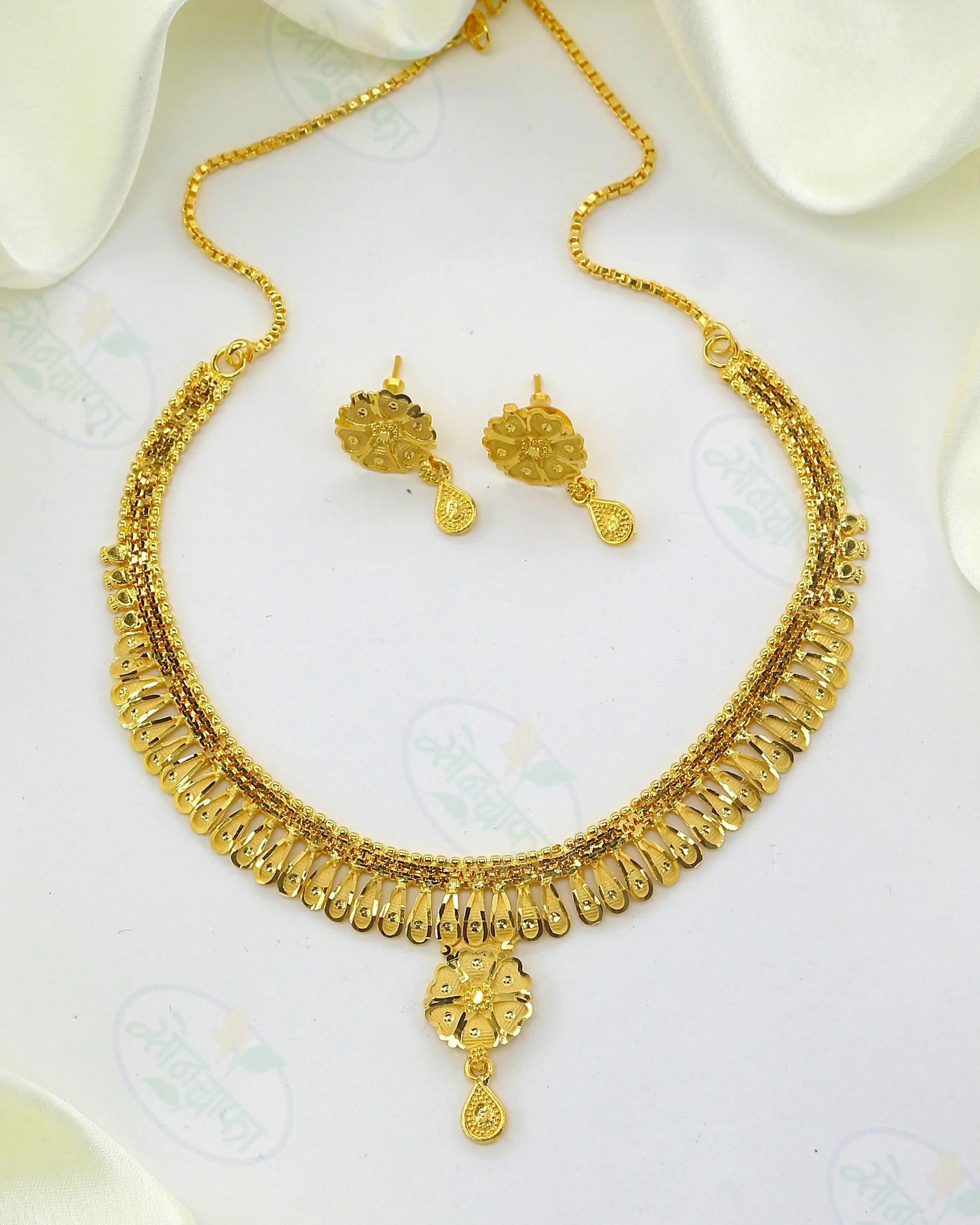 SIMPLE & FANCY GOLD PLATED NECKLACE