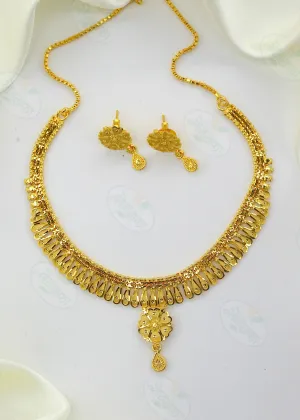 SIMPLE & FANCY GOLD PLATED NECKLACE