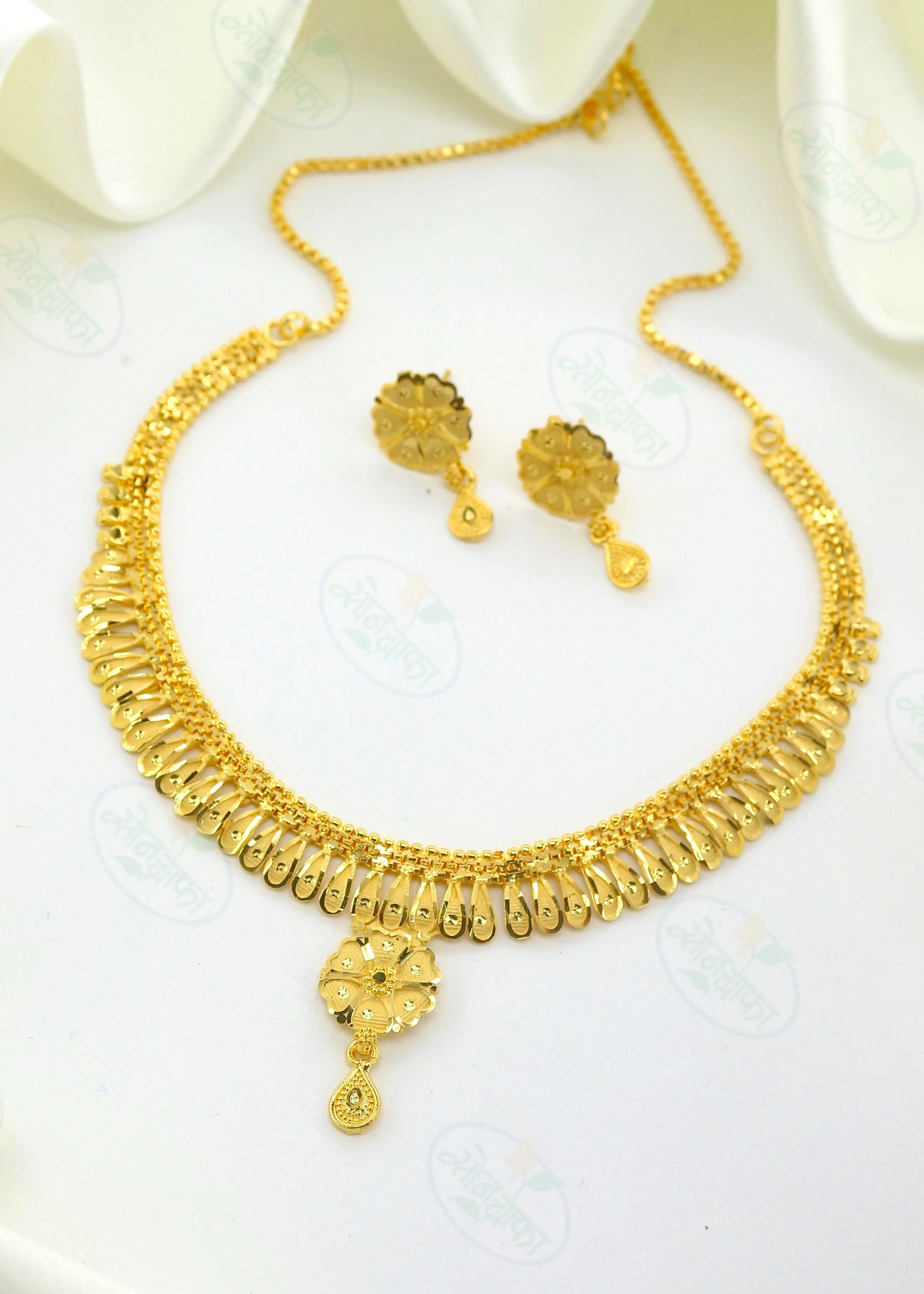 SIMPLE & FANCY GOLD PLATED NECKLACE