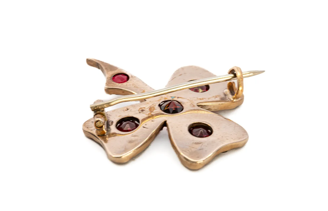 Yellow Gold Shamrock-Shaped Garnet Brooch - Symbolic and Elegant