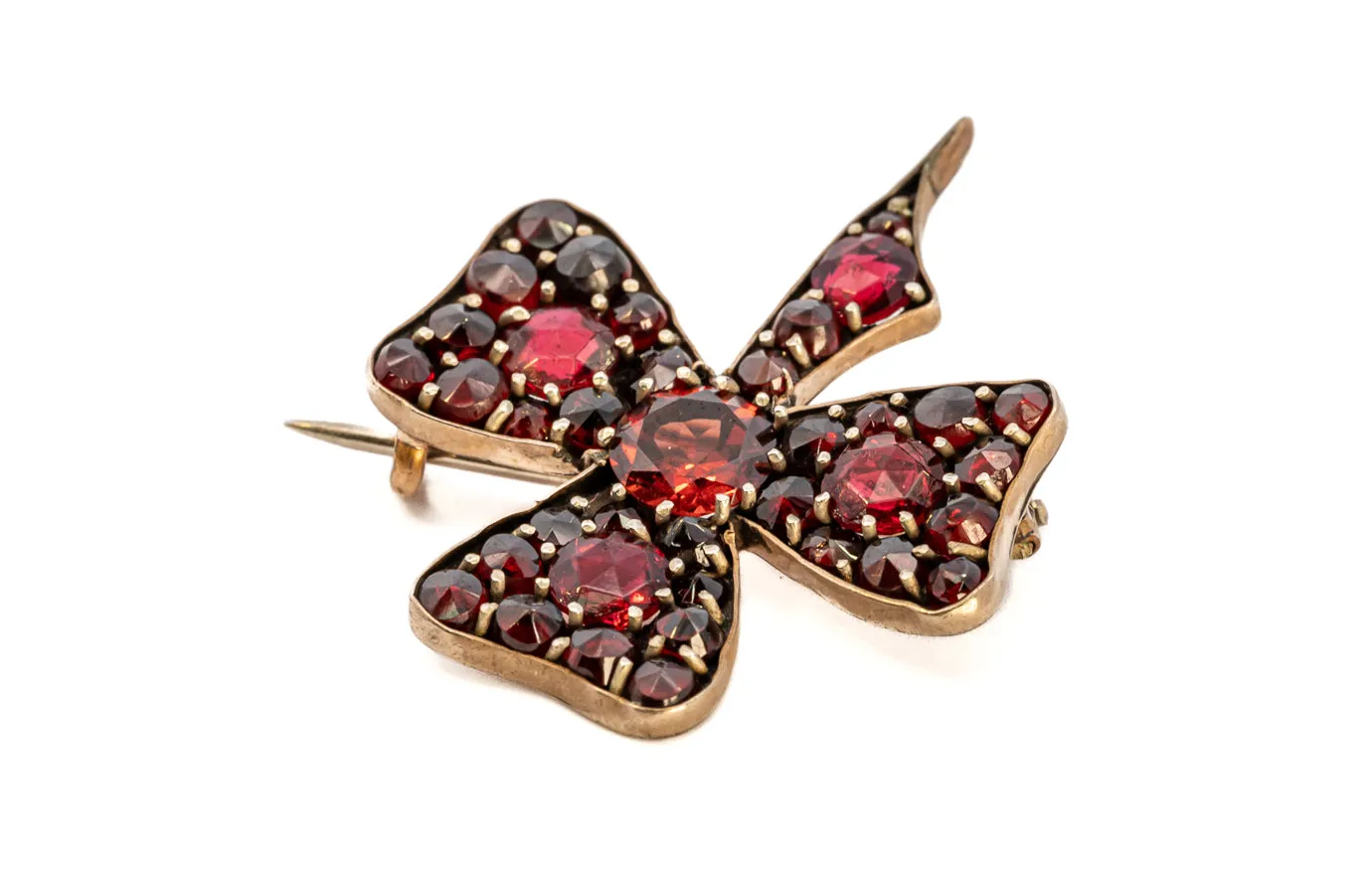 Yellow Gold Shamrock-Shaped Garnet Brooch - Symbolic and Elegant