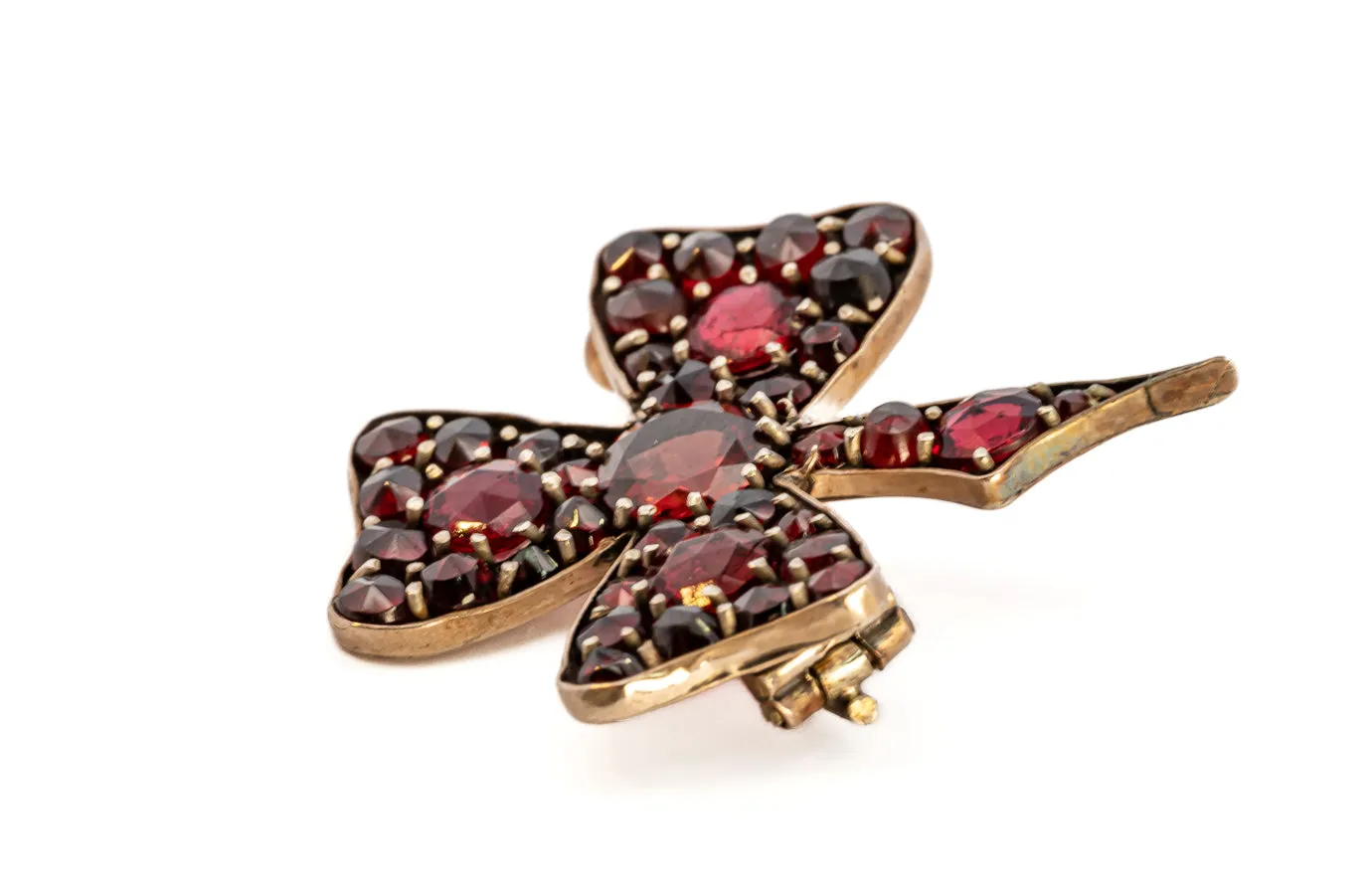 Yellow Gold Shamrock-Shaped Garnet Brooch - Symbolic and Elegant