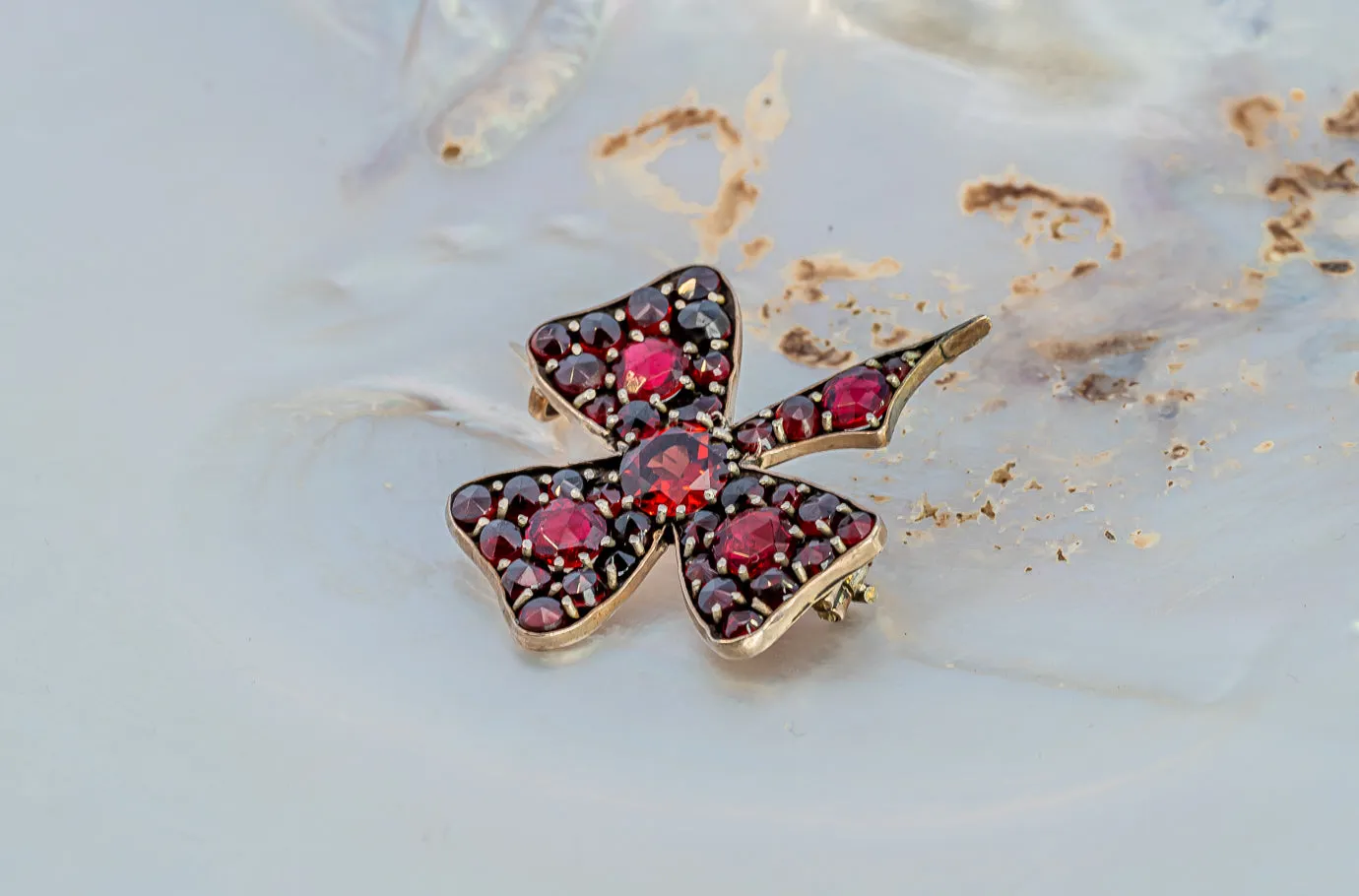 Yellow Gold Shamrock-Shaped Garnet Brooch - Symbolic and Elegant