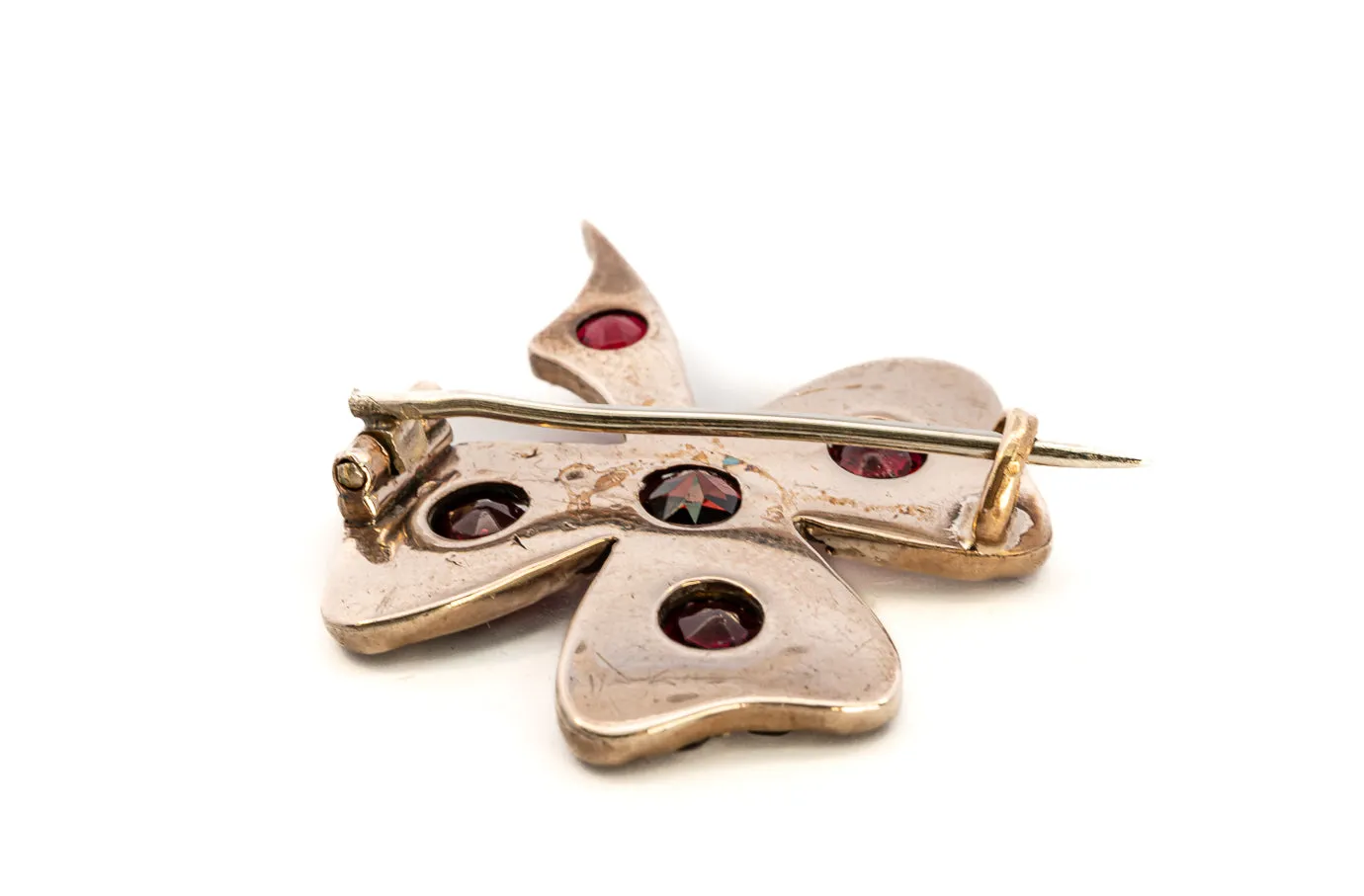 Yellow Gold Shamrock-Shaped Garnet Brooch - Symbolic and Elegant