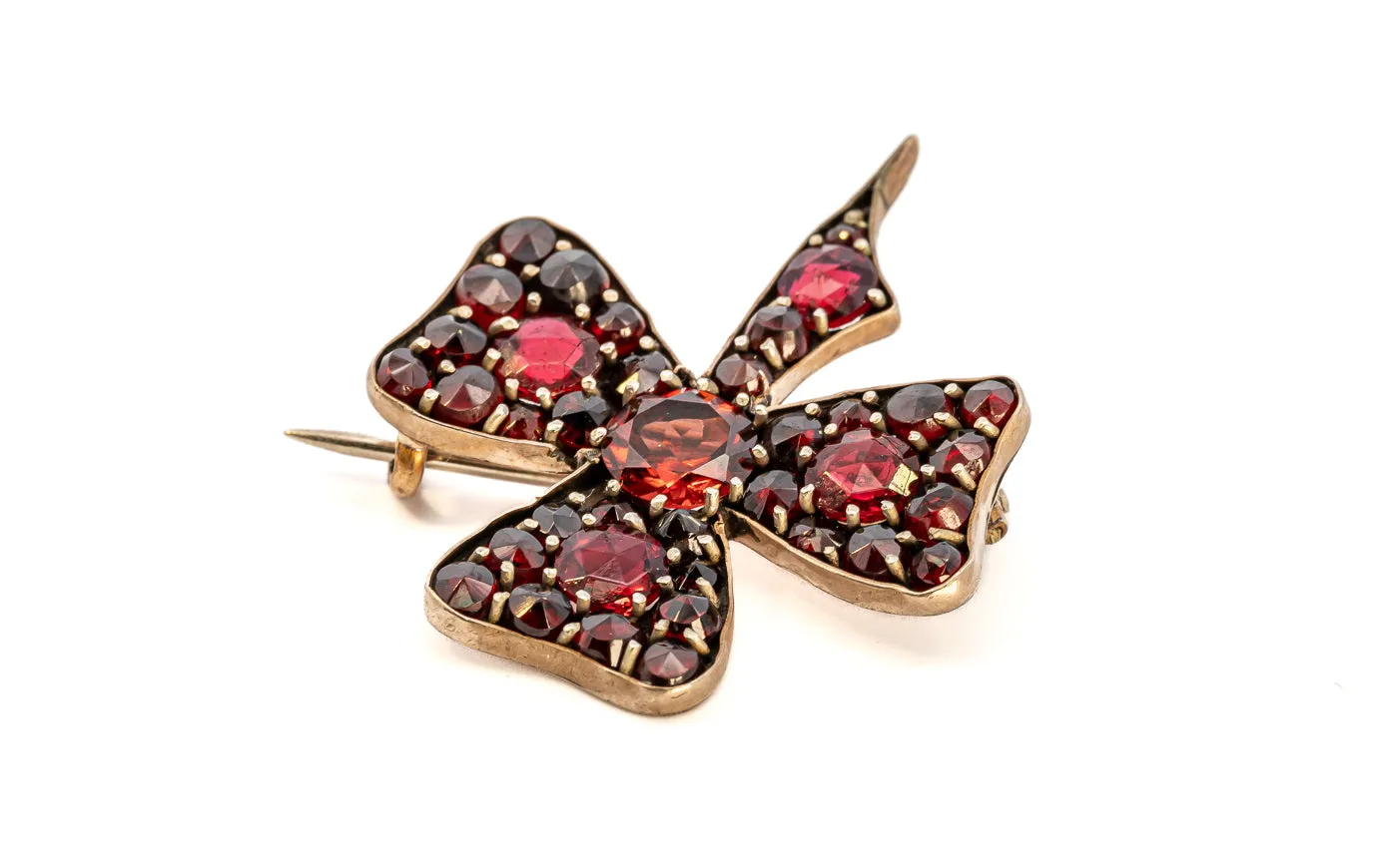 Yellow Gold Shamrock-Shaped Garnet Brooch - Symbolic and Elegant