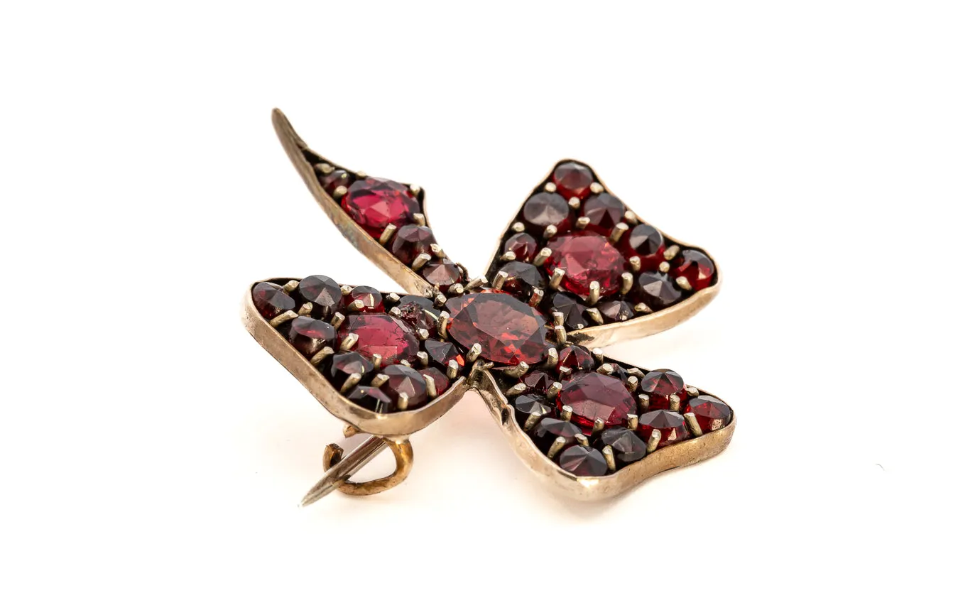 Yellow Gold Shamrock-Shaped Garnet Brooch - Symbolic and Elegant